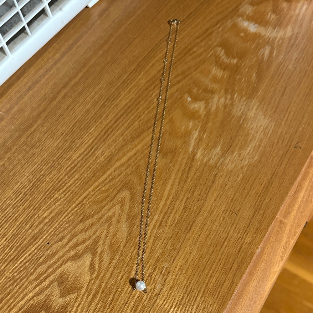 Elegant Gold Necklace with Pearl Pendant